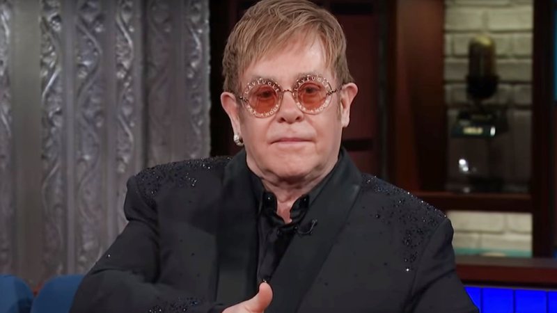 Elton John doará 1 milhão de dólares no combate ao HIV durante pandemia da Covid-19