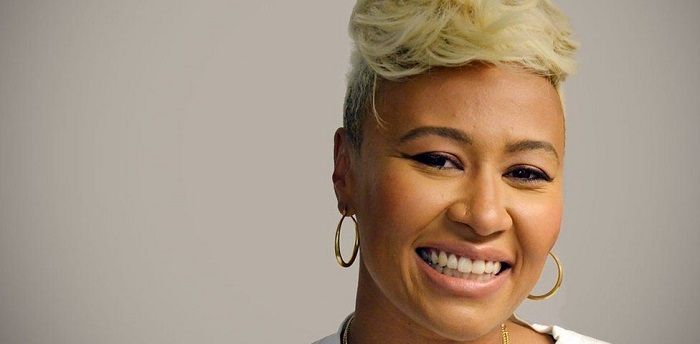 A cantora Emeli Sandé se assumiu bissexual em 2022