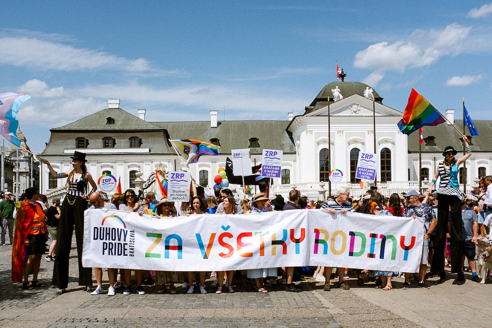 Eslováquia proíbe adoção por gays e lésbicas