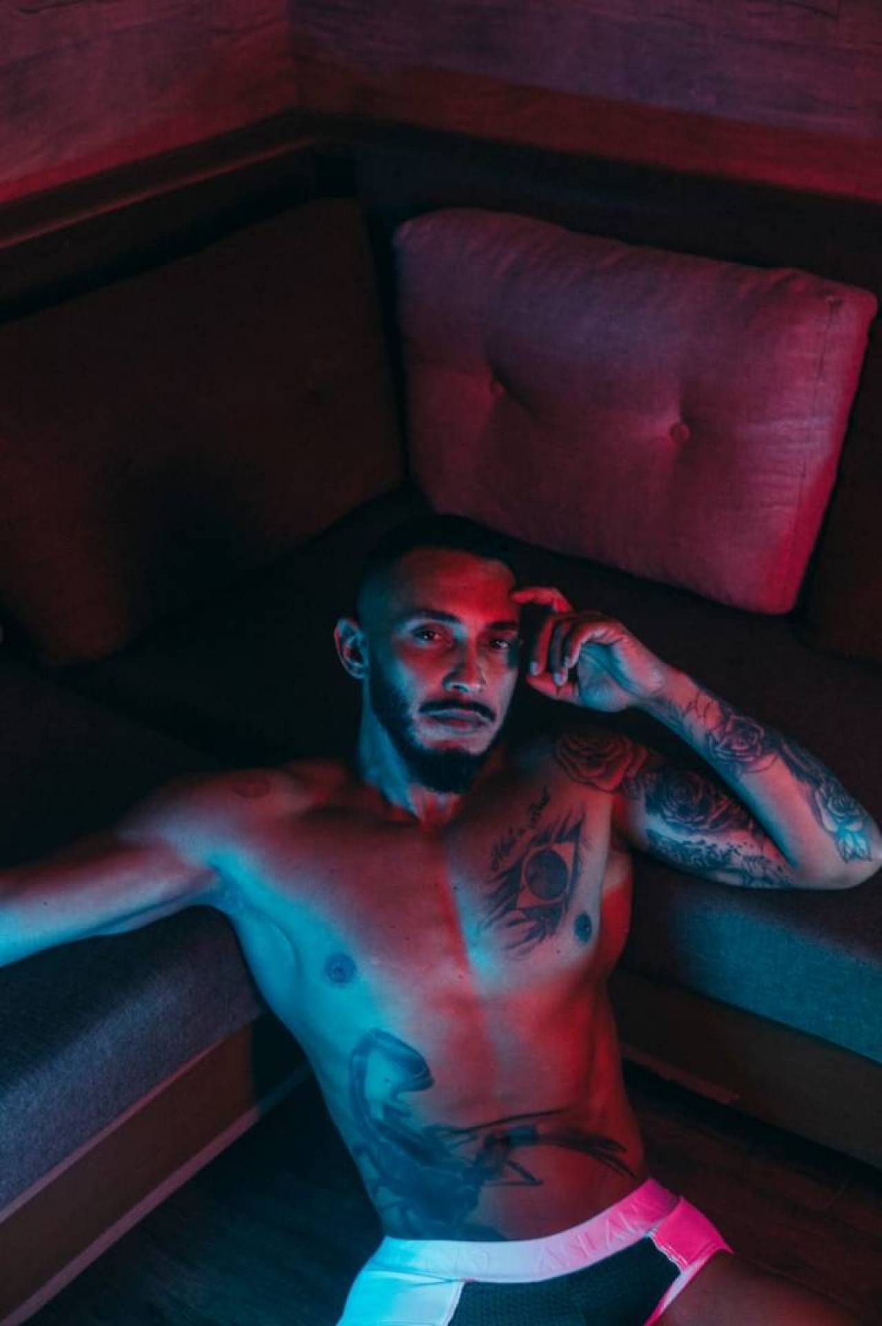 Fábio Alves exibe bunda famosa e gigante em prol de LGBT