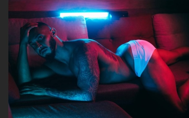 Mister Bumbum: Fábio Alves posa pelado para revista Vizine