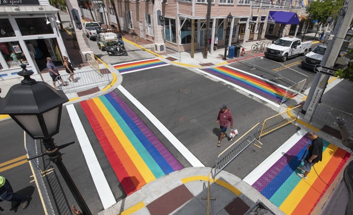 Cruzamento gay de faixas de pedestres arco-íris em Key West, na Flórida
