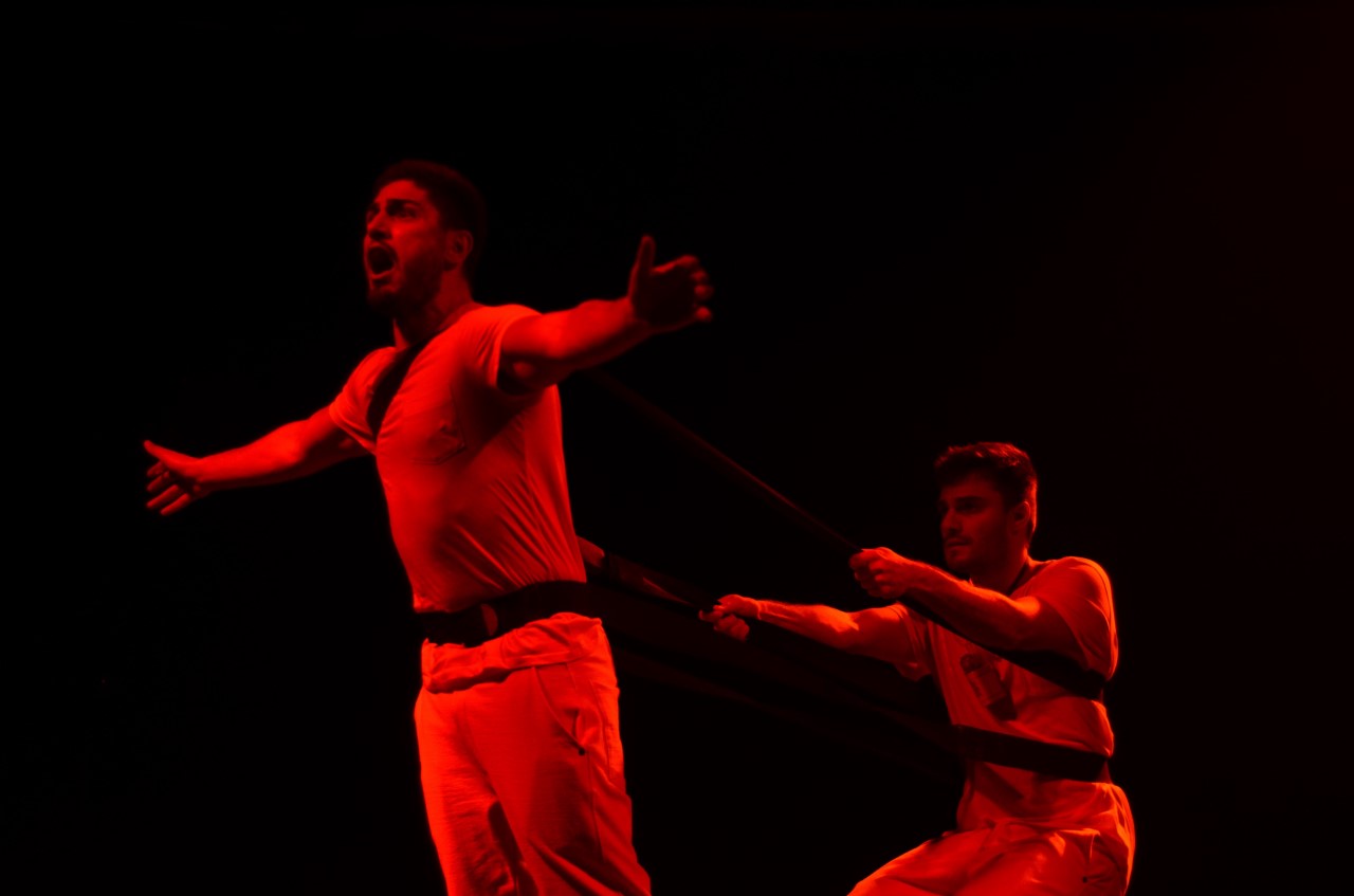 Daniel Rocha e Hugo Bonemer em cena na peça 'Frames', no Teatro MorumbiShopping, em São Paulo. Foto: Leandro Marques