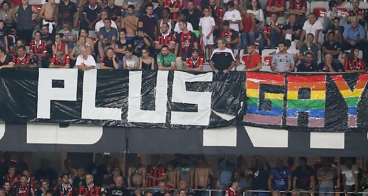 Jogo entre Nice e Olympique de Marselha é paralisado por faixas homofóbicas
