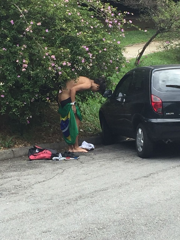 Repórter Gabriel Leão é flagrado nu trocando de roupa no Parque Ibirapuera