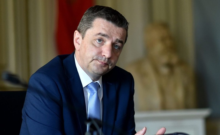 Prefeito francês é condenado por chantagear político gay