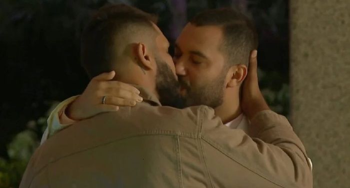 Gil do Vigor dá beijo gay histórico no programa Mais Você