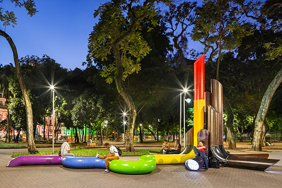 Obra LGBT de Guto Requena está instalada na Praça da República e é em homenagem ao ativismo gay