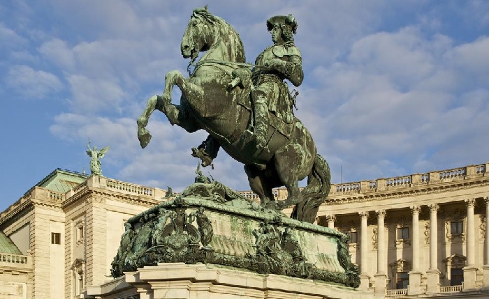 Estátua do Príncpe Eugênio de Savóia, em Viena, Áustria: turismo gay