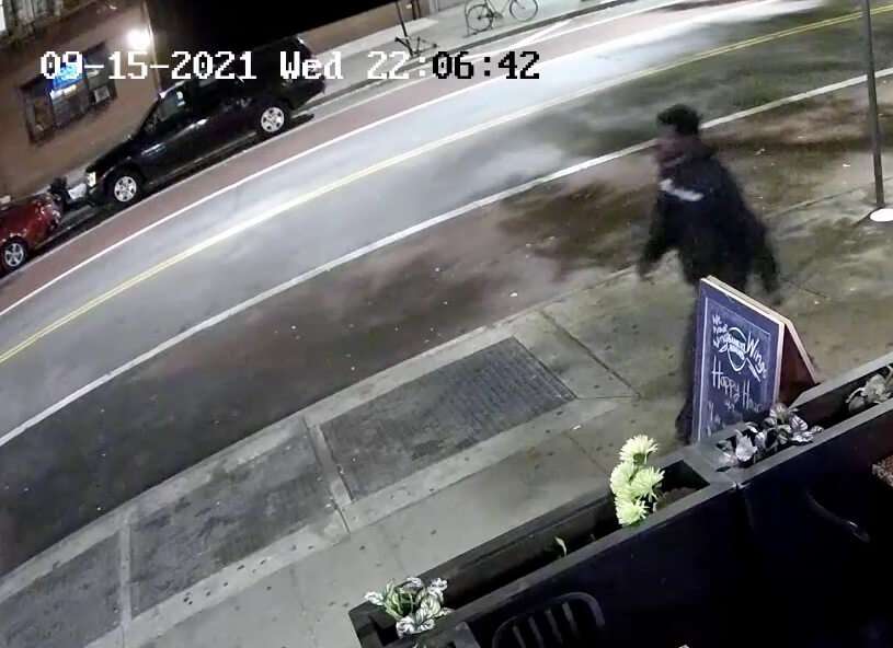 Homem agride mulher lésbica na rua em Nova York