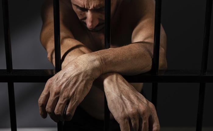 Homem é sequestrado e obrigado a se prostituir 