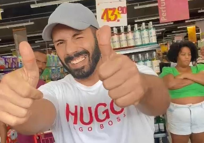 Homem que xingou casal lésbico em mercado vira réu na Justiça