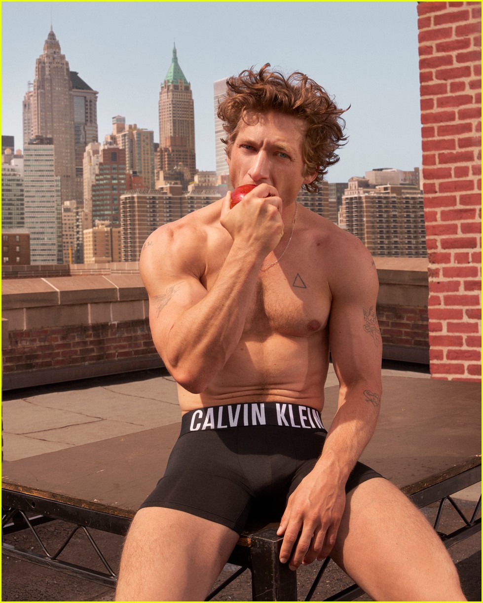 Jeremy Allen White só de cueca 