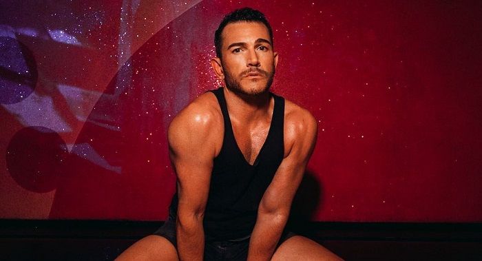 Jim Verraros: cantor gay divulga foto pelado
