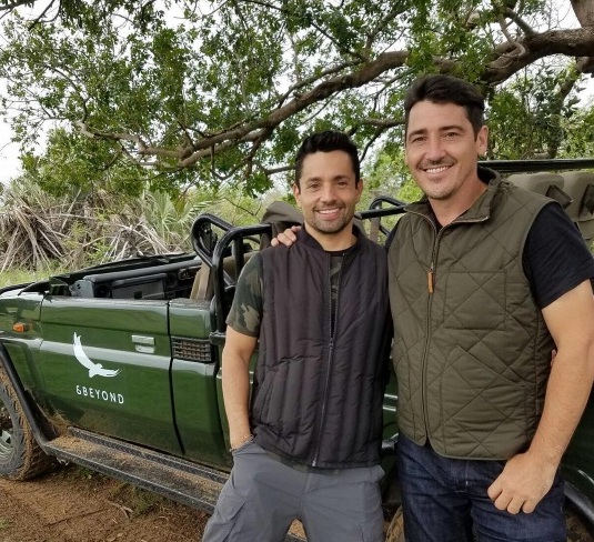 Jonathan Knight e Harley Rodriguez: pedido de casamento na África