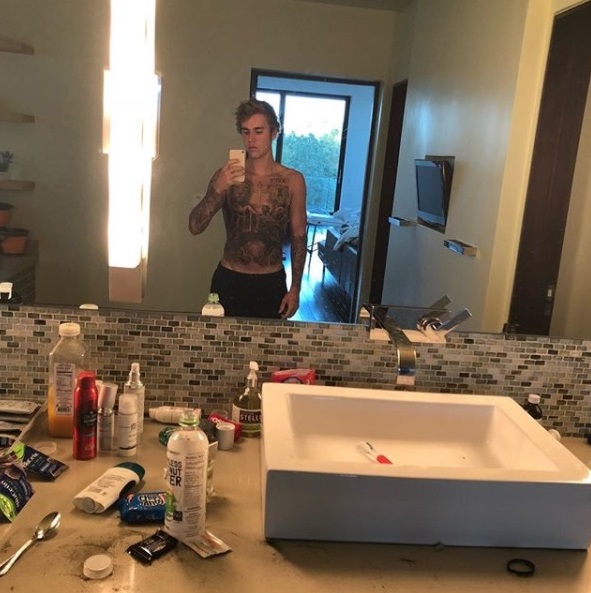 Justin Bieber exibe barriga toda tatuada