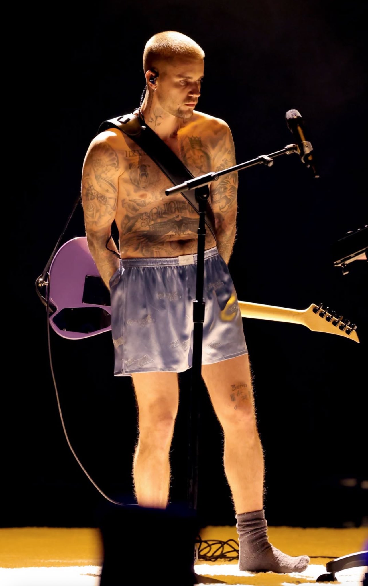 Justin Bieber mostra corpo sarado no Grammy só de cueca