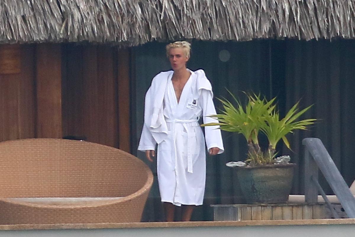Justin Bieber é clicado nu com bumbum e pênis à mostra durante férias em Bora Bora