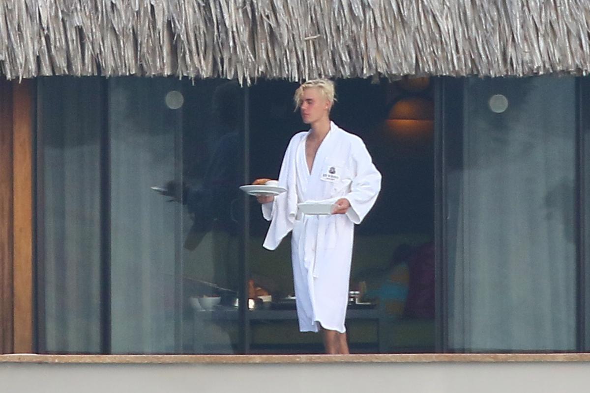 Justin Bieber é clicado nu com bumbum e pênis à mostra durante férias em Bora Bora