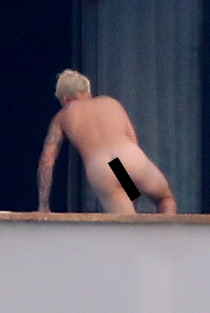 Justin Bieber é clicado nu com bumbum e pênis à mostra durante férias em Bora Bora