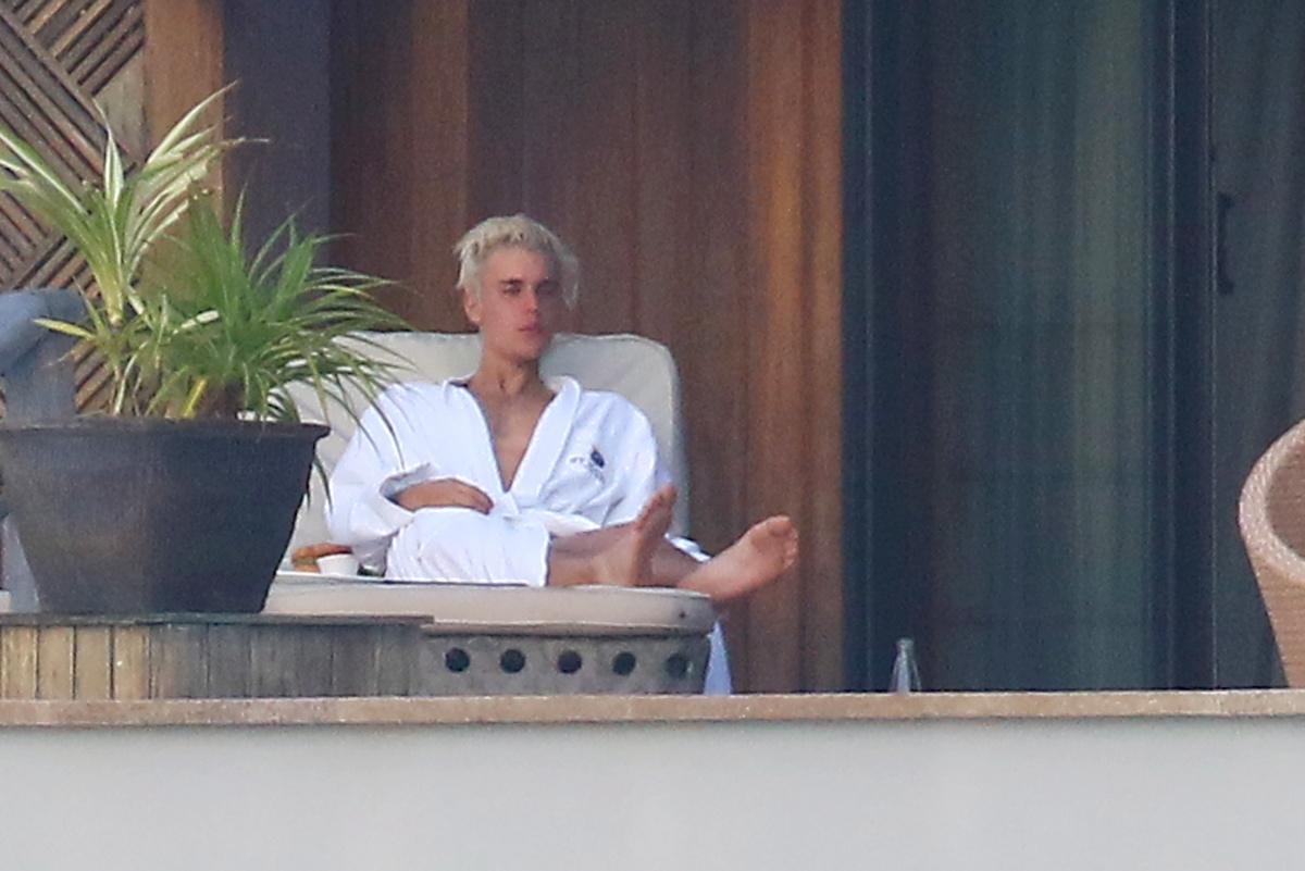 Justin Bieber é clicado nu com bumbum e pênis à mostra durante férias em Bora Bora