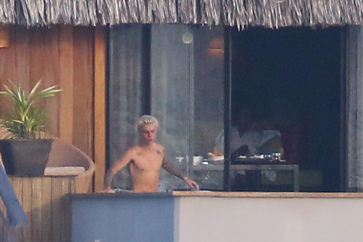Justin Bieber é clicado nu com bumbum e pênis à mostra durante férias em Bora Bora