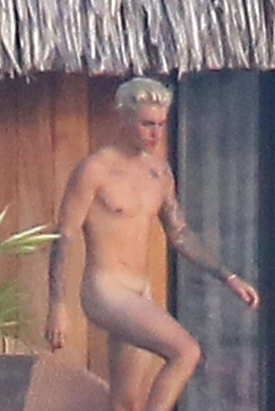 Justin Bieber é clicado nu com bumbum e pênis à mostra durante férias em Bora Bora