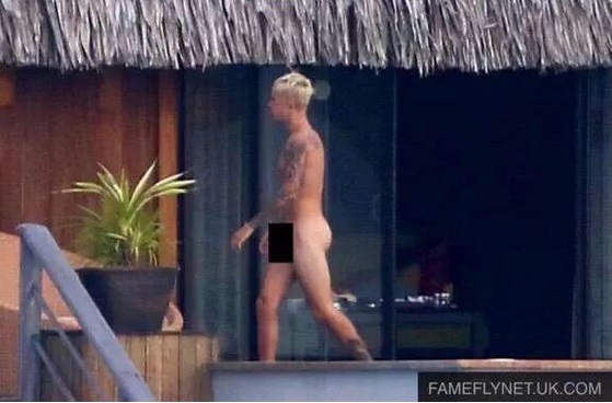 Justin Bieber é clicado com bumbum e pênis à mostra em férias em Bora Bora