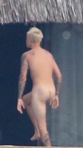 Justin Bieber é clicado com bumbum e pênis à mostra em férias