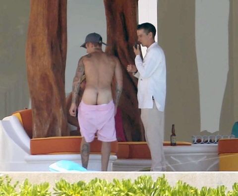 Justin Bieber fica pelado e mostra a bunda de novo