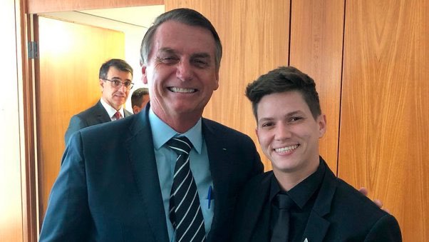 Karol Eller ao lado de Jair Bolsonaro (Foto: Reprodução, Instagram)