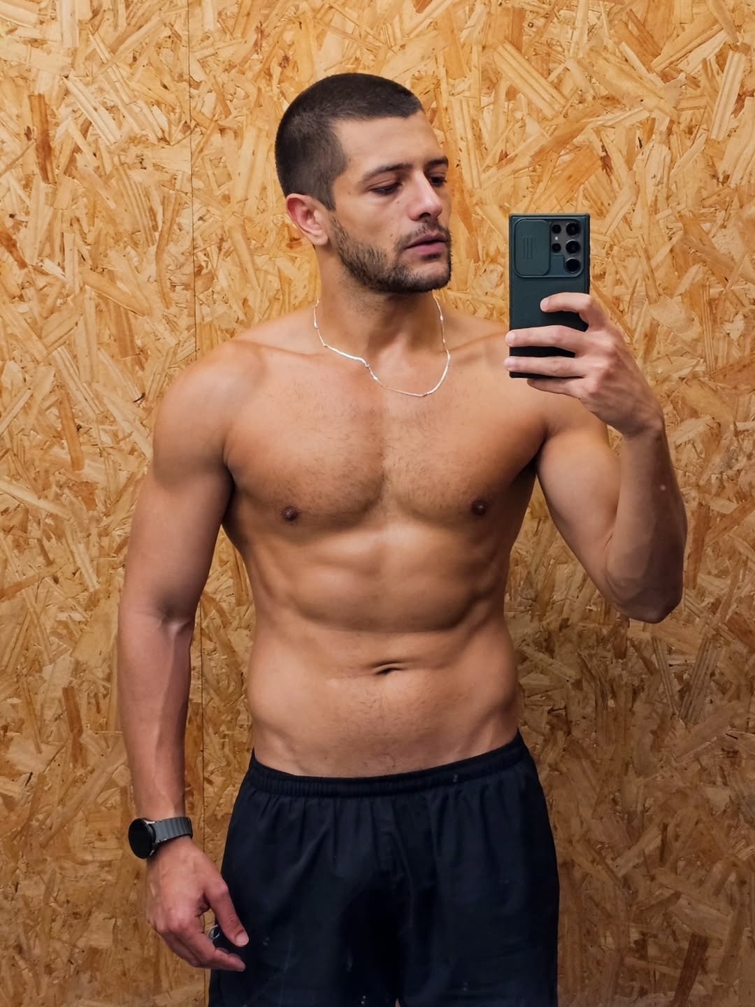 Kelnêr Macedo fala sobre ser gay