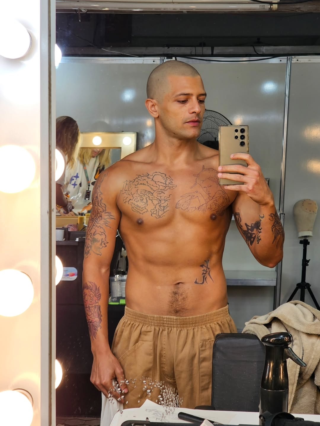 Ator Kelner Macêdo faz sucesso com público gay