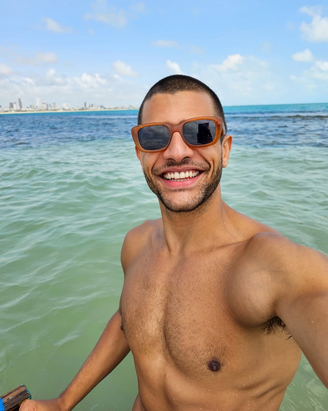 Ator Kelner Macêdo faz sucesso com público gay