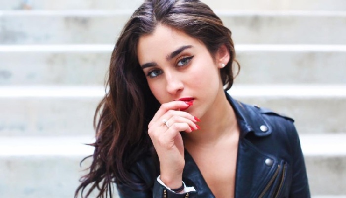 LGBT famosos que se assumiram em 2016: Lauren Jauregui