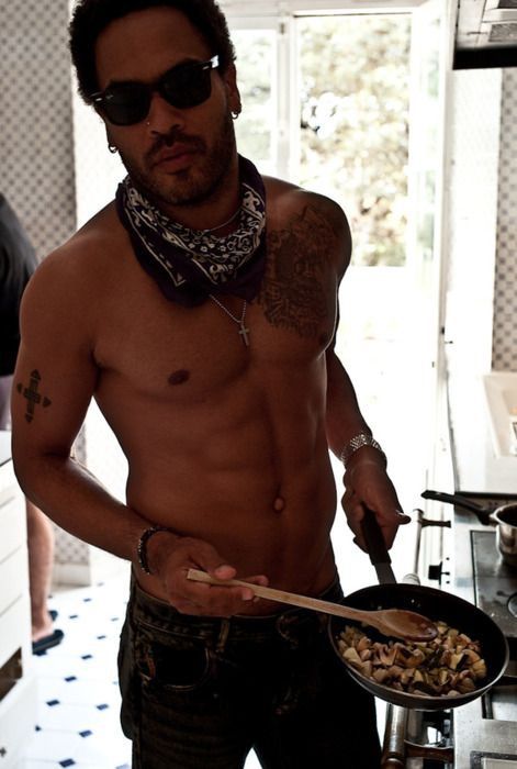 Lenny Kravitz sarado e sexy pelado