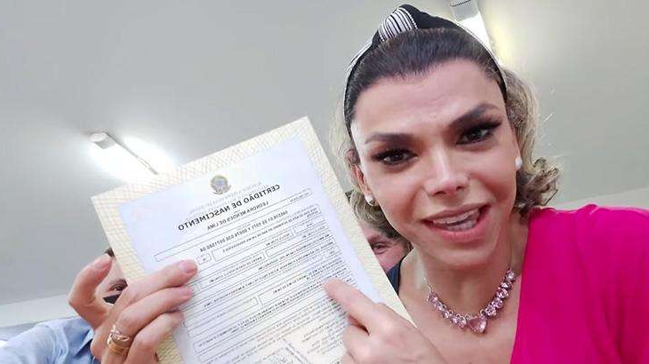Léo Áquilla chora ao receber nova certidão de nascimento