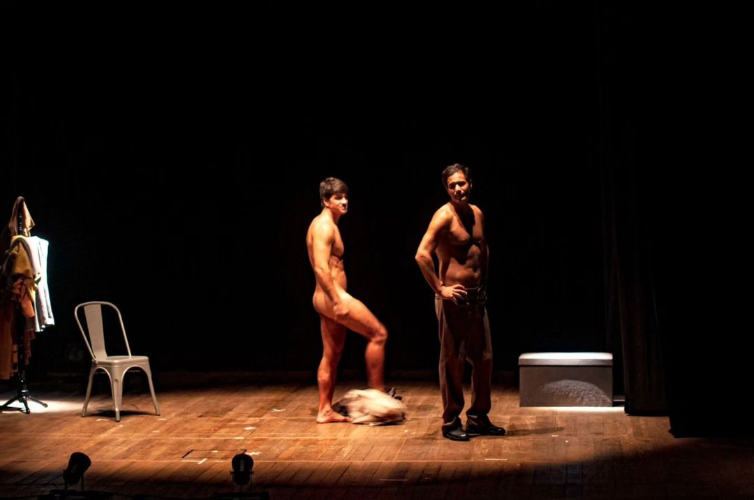 Léo San: ator fica pelado em peça gay no Rio e casal briga