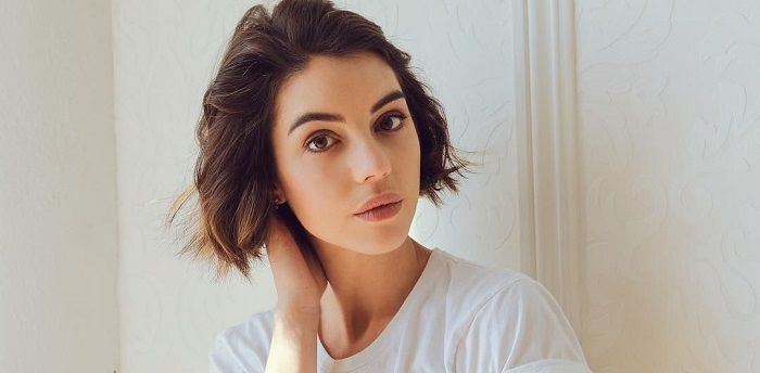 Famosos que se assumiram em 2021: a atriz bissexual Adelaide Kane