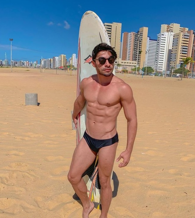 Ator de pornô gay Lucas Almeida morre de covid-19