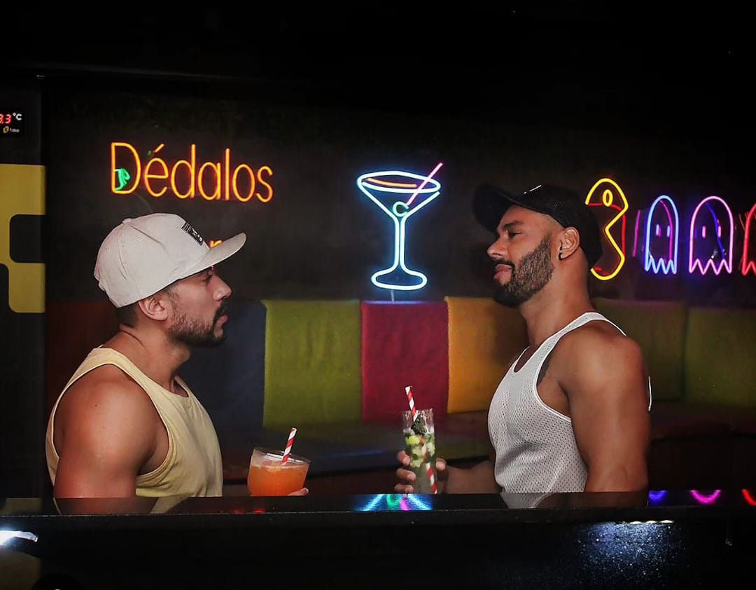 Maikon Balbino e Leo Rodriguez no clipe gravado no bar gay Dédalos