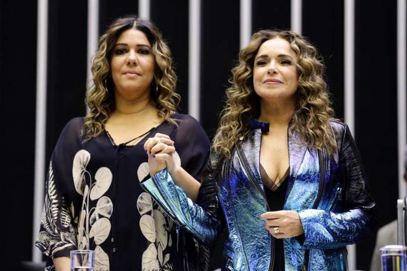 Malu Verçosa e Daniela Mercury se beijam no Congresso Nacional