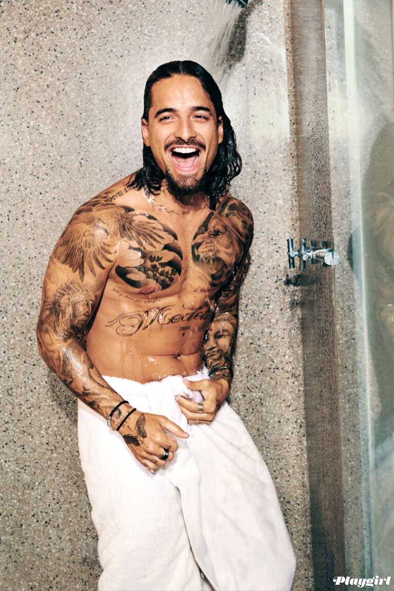 Maluma posa mostrando corpo sarado para revista