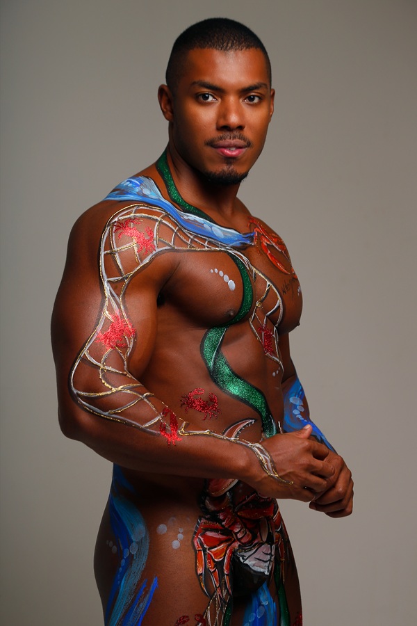 Max Souza aparece com corpo nu e sarado todo pintado para o carnaval