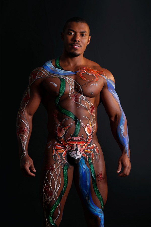 Max Souza aparece com corpo nu e sarado todo pintado para o carnaval