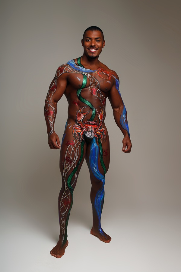 Max Souza aparece com corpo nu e sarado todo pintado para o carnaval