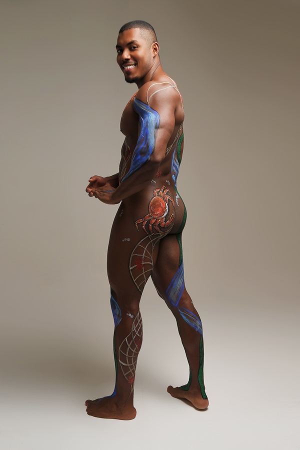 Max Souza aparece com corpo nu e sarado todo pintado para o carnaval