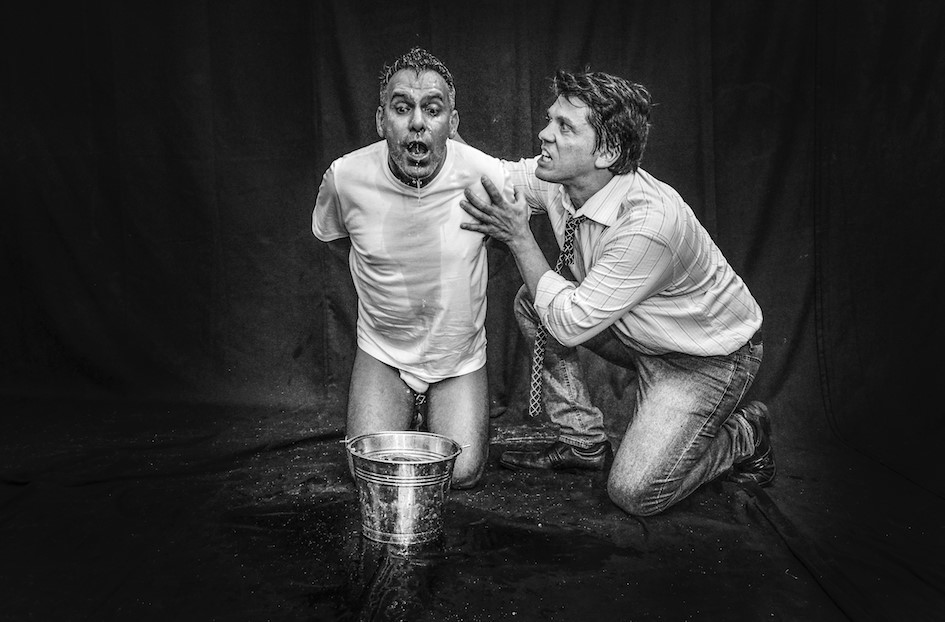 Sídney Bretanha e Fernando Interlando no espetáculo que fala de homofobia, MEDO, no Teatro Augusta