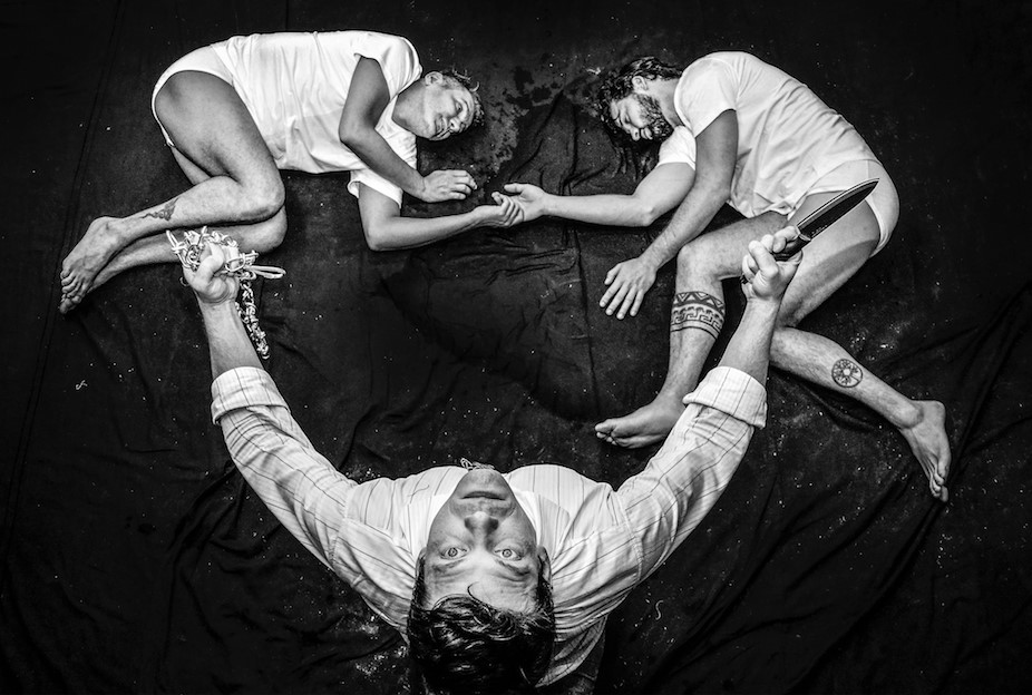 Willian Mello, Sídney Bretanha e Fernando Interlando na peça M.E.D.O, que fará temporada no Teatro Augusta