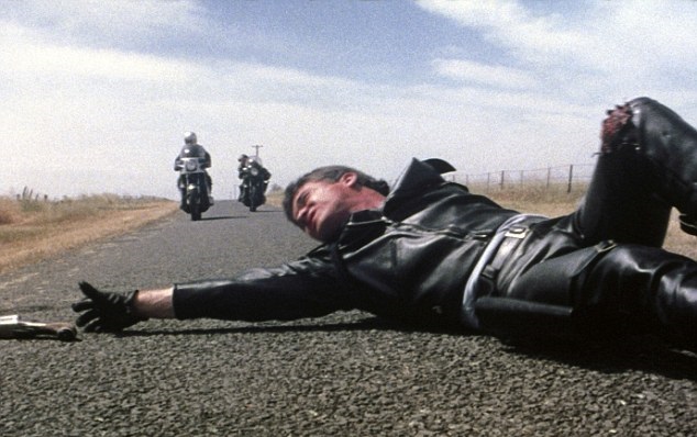Mel Gibson todo de couro (leather) preto com visual fetichista e gay em Mad Max 2